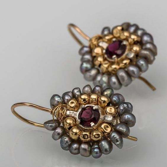 Pendientes vintage con piedras grises y doradas