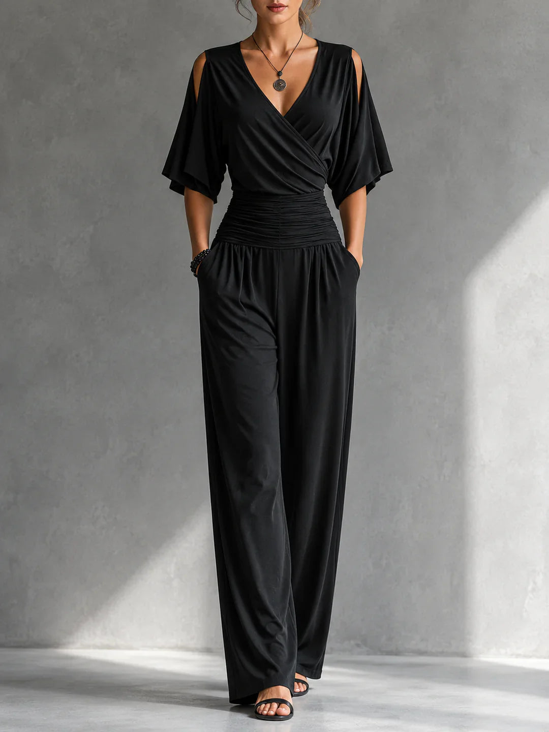 Elegante mono con efecto cruzado y pernera ancha