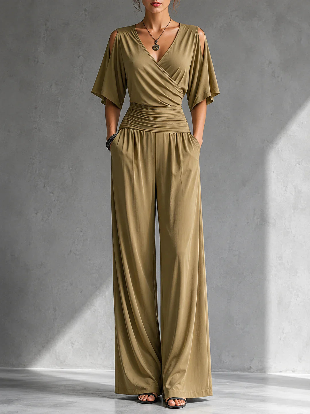 Elegante mono con efecto cruzado y pernera ancha