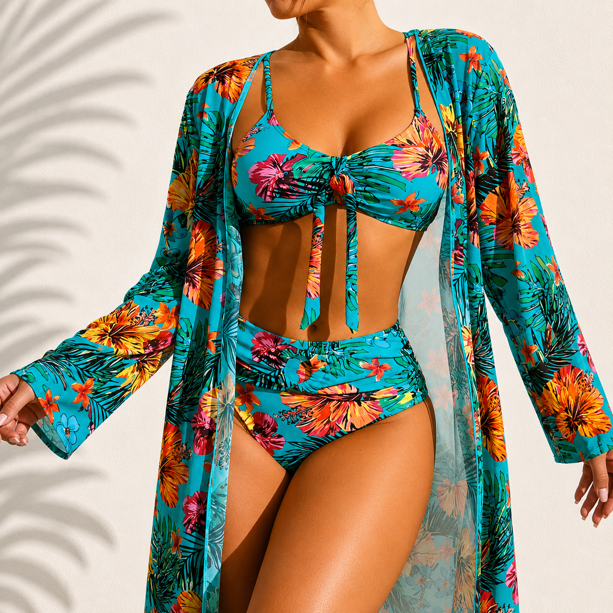 Elegante bikini de tres piezas con estampado tropical