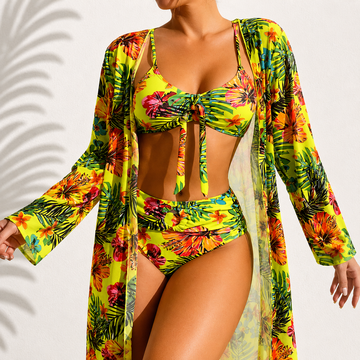 Elegante bikini de tres piezas con estampado tropical