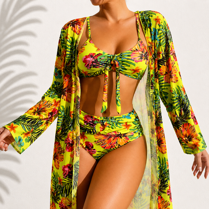 Elegante bikini de tres piezas con estampado tropical