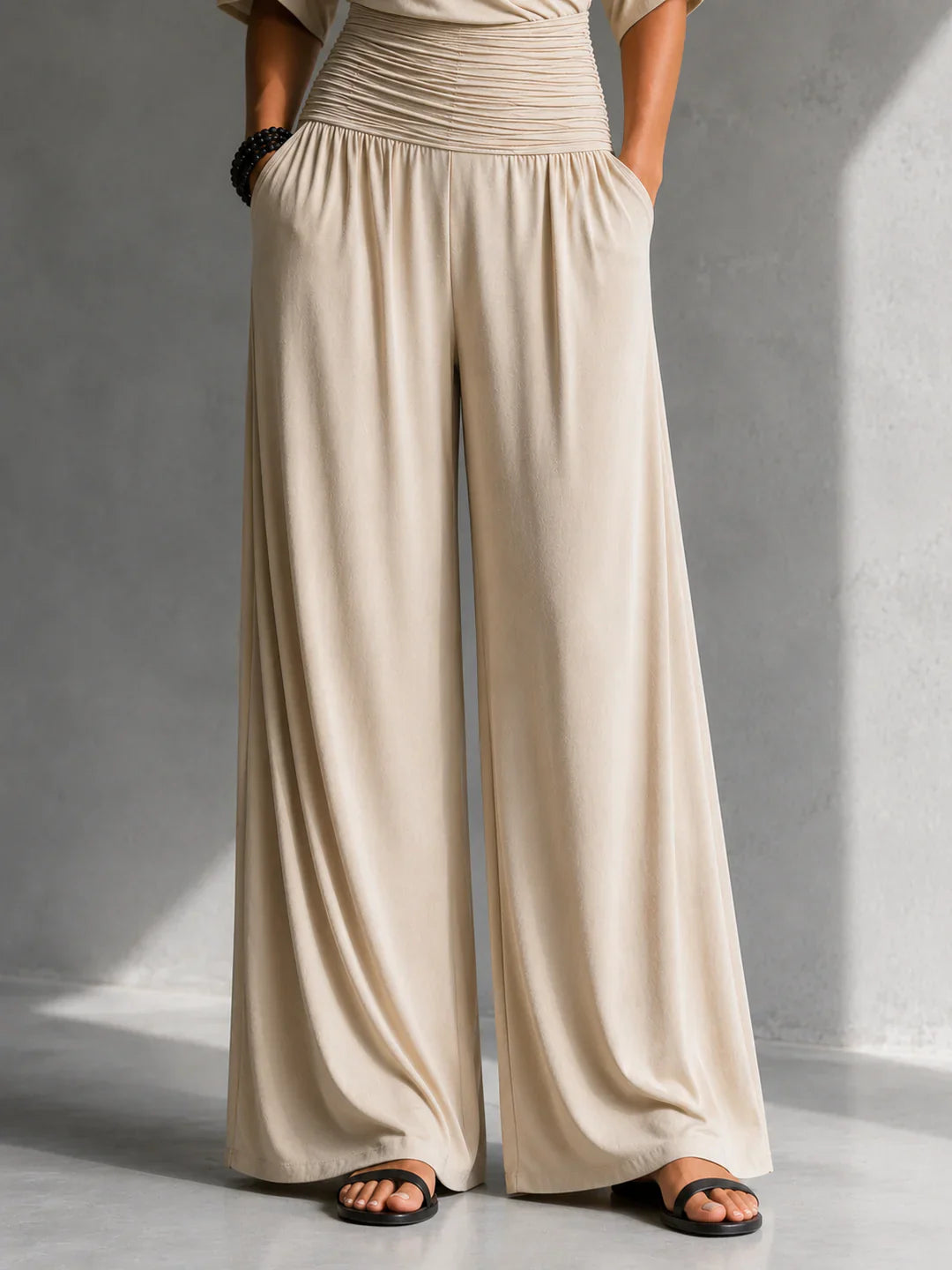 Elegante mono con efecto cruzado y pernera ancha